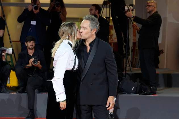 Filming Italy Venice Award red carpet in Venice Lido - 31 Aug 2025 Francesca Barra (l) and Claudio Santamaria (r) attend the red carpet of Filming Italy Venice Award at 82nd Venice Film Festival at Palazzo del Cinema. Venice Lido Italy Copyright: xMarioxCartellix xSOPAxImagesx _DSC4922