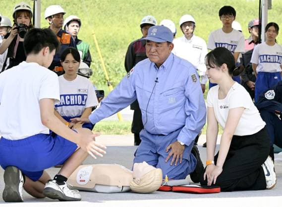 News Themen der Woche KW36 Cross-prefecture joint disaster drill Japanese Prime Minister Shigeru Ishiba (2nd from R) inspects a cross-prefecture disaster drill at a park in Saitama near Tokyo on Sept. 1, 2025, the 102nd anniversary of the 1923 Great Kanto Earthquake. Police officers, Self-Defense Force members and medical staff as well as firefighters from four prefectures and five cities in the Tokyo metropolitan area were mobilized for the joint drill as authorities warn that a megaquake has a 70 percent probability of hitting the Tokyo area within the next 30 years.  A14AA0004808165P