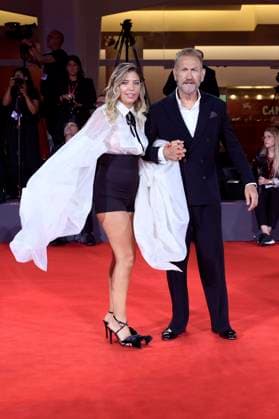 Marco Giallini with wife Giorgia Battisti attends at red carpet of Filming Italy Venice Award in Venice Film Festival in Venice Lido Foto:xA.xM.xTinghinox xFuturexImagex filming_5864