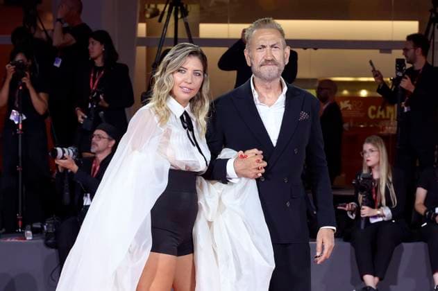 Marco Giallini with wife Giorgia Battisti attends at red carpet of Filming Italy Venice Award in Venice Film Festival in Venice Lido Foto:xA.xM.xTinghinox xFuturexImagex filming_5868
