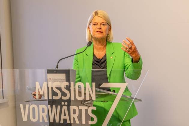 News Themen der Woche KW36 20250901 Pressekonferenz der Ministerin zur Mission Vorwaerts und erfolgreicher Personaloffensive WIEN, OESTERREICH - SEPTEMBER 1: Bundesministerin fuer Landesverteidigung Klaudia Tanner (OeVP) bei der Pressekonferenz - der Ministerin zur Mission Vorwaerts und erfolgreicher Personaloffensive im Bundesministerium fuer Landesverteidigung am 1. September 2025 in Wien, Oesterreich. 250901_SEPA_10_014 Copyright: xMichaelxIndrax SEPAxMedia