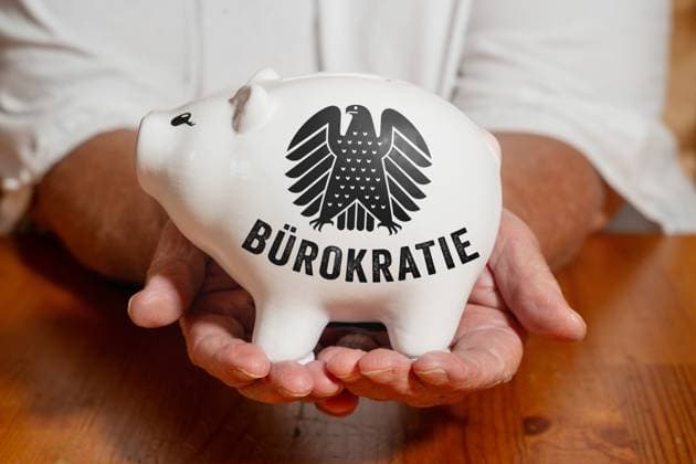 Germany - August 29, 2025: PHOTOMONTAGE, A white piggy bank with the federal eagle and the inscription Bureaucracy? symbolizes government administration, regulations, and the debate about the costs, regulation, and efficiency of the state apparatus. *** FOTOMONTAGE, Ein weißes Sparschwein mit Bundesadler und der Aufschrift Bürokratie symbolisiert die staatliche Verwaltung, Vorschriften und die Debatte über Kosten, Regulierung und Effizienz des Staatsapparats.