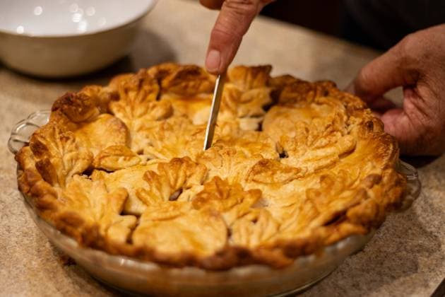 Hand Cutting Leaf?Topped Apple Pie Kelowna, British Columbia, Canada R_PESF250828A-1811473-01
