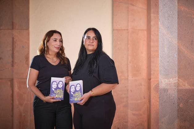 Semiya ÅžimÅüek (Simsek, l) und Gamze Kubasik (r), aufgenommen am Rande einer Lesung im GRASSI Museum fuer Voelkerkunde in Leipzig, bei der sie ihr Buch Unser Schmerz ist unsere Kraft vorstellten ein erzaehlendes Sachbuch ueber die Morde der neonazistischen terroristischen Vereinigung Der Nationalsozialistische Untergrund (NSU). Semiya Simsek ist die Tochter des Blumengrosshaendlers Enver Simsek, der im September 2000 in Nuernberg das erste Opfer der Mordserie der terroristischen Vereinigung Nationalsozialistischer Untergrund (NSU) wurde, Gamze Kubasik ist die Tochter des 2006 vom NSU in Dortmund ermordeten Mehmet Kubasik. (Siehe epd-Bericht vom 02.09.2025) EDITORIAL USE ONLY *** Semiya ÅžimÅüek Simsek, l and Gamze Kubasik r Copyright: epd-bild RicoxThumser 20250831_L_Lesung_Unser_Schmerz_20334