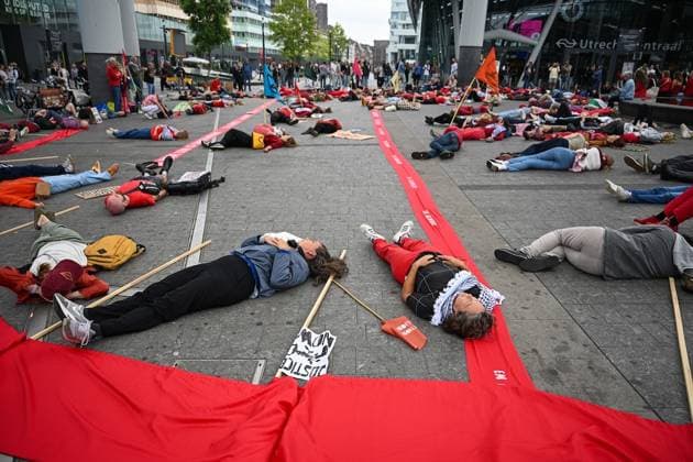 News Themen der Woche KW36 Protest for Gaza in Utrecht as working life resumes UTRECHT, NETHERLANDS - SEPTEMBER 01: On the first academic day marking the return of schools, universities, and working life, citizens stage a die-in protest outside Utrecht Central Train Station in solidarity with Gaza, in Utrecht, Netherlands on September 01, 2025. In Utrecht, demonstrators held a powerful die-in during the national sirens, symbolizing Gaza’s victims, while forming a red line and raising noise to denounce government complicity. Mouneb Taim Anadolu Utrecht Netherlands. Editorial use only. Please get in touch for any other usage.  Copyright: x2025xAnadoluxMounebxTaimx