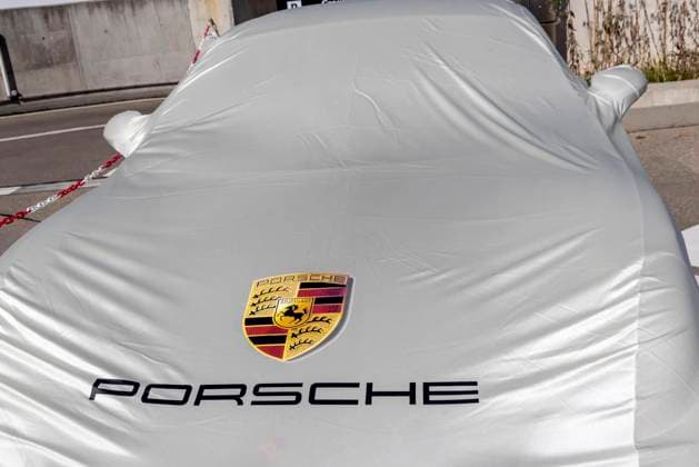 Porsche Zentrum Stuttgart. Fassade mit Logo des Automobilherstellers. Porsche Design Tower. 29.08.2025. Stuttgart, Baden-Württemberg, Deutschland *** Porsche Center Stuttgart Facade with logo of the car manufacturer Porsche Design Tower 29 08 2025 Stuttgart, Baden Württemberg, Germany