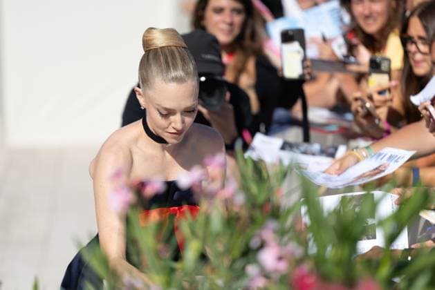 82. Internationalen Filmfestspiele von Venedig Venedig, Italien - 1. September 2025: Amanda Seyfried beim Autogramme schreiben während des Roten Teppichs von - The Testament of Ann Lee - während der 82. Internationalen Filmfestspiele von Venedig. Italien