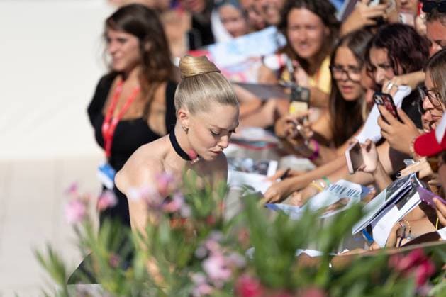 82. Internationalen Filmfestspiele von Venedig Venedig, Italien - 1. September 2025: Amanda Seyfried beim Autogramme schreiben während des Roten Teppichs von - The Testament of Ann Lee - während der 82. Internationalen Filmfestspiele von Venedig. Italien
