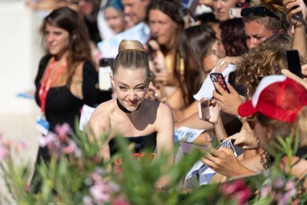 82. Internationalen Filmfestspiele von Venedig Venedig, Italien - 1. September 2025: Amanda Seyfried beim Autogramme schreiben während des Roten Teppichs von - The Testament of Ann Lee - während der 82. Internationalen Filmfestspiele von Venedig. Italien