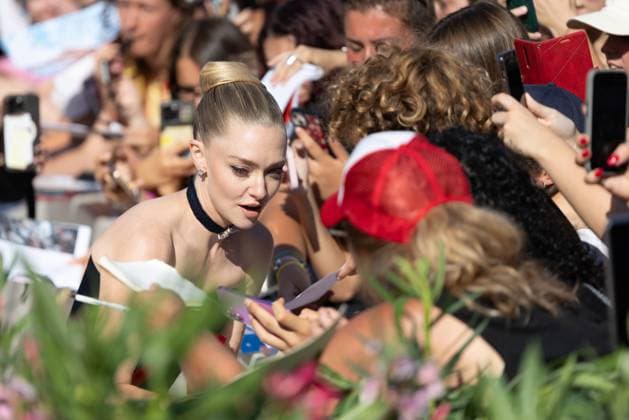 82. Internationalen Filmfestspiele von Venedig Venedig, Italien - 1. September 2025: Amanda Seyfried beim Autogramme schreiben während des Roten Teppichs von - The Testament of Ann Lee - während der 82. Internationalen Filmfestspiele von Venedig. Italien