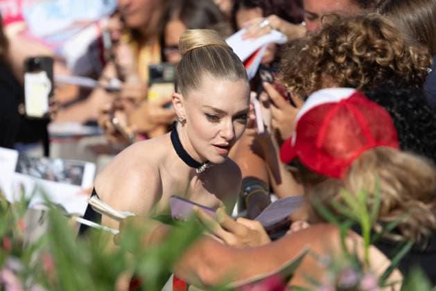 82. Internationalen Filmfestspiele von Venedig Venedig, Italien - 1. September 2025: Amanda Seyfried beim Autogramme schreiben während des Roten Teppichs von - The Testament of Ann Lee - während der 82. Internationalen Filmfestspiele von Venedig. Italien