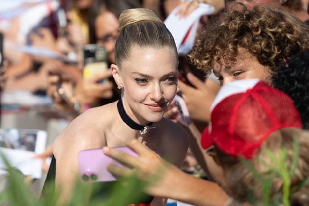 82. Internationalen Filmfestspiele von Venedig Venedig, Italien - 1. September 2025: Amanda Seyfried beim Autogramme schreiben während des Roten Teppichs von - The Testament of Ann Lee - während der 82. Internationalen Filmfestspiele von Venedig. Italien