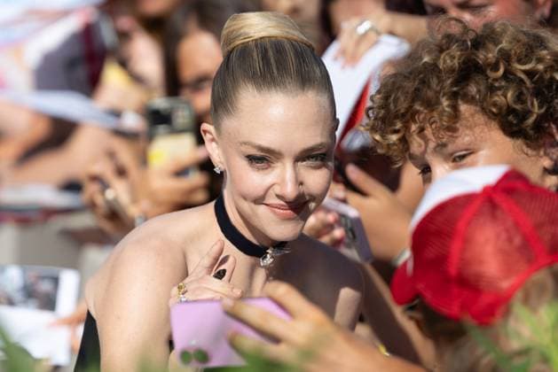 82. Internationalen Filmfestspiele von Venedig Venedig, Italien - 1. September 2025: Amanda Seyfried beim Autogramme schreiben während des Roten Teppichs von - The Testament of Ann Lee - während der 82. Internationalen Filmfestspiele von Venedig. Italien