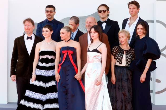 Scott Handy, Christopher Abbott, Thomasin McKenzie, Amanda Seyfried, Tim Blake Nelson, David Cale, Viola Prettejohn, Lewis Pullman, Maria Sand, Jamie Bogyo and Stacy Martin at the premiere of the feature film The Testament of Ann Lee at the Biennale di Venezia 2025 82 Venice International Film Festival at the Palazzo del Cinema Venice, 01 09 2025 Foto:xD.xBedrosianx xFuturexImagex ann_5801