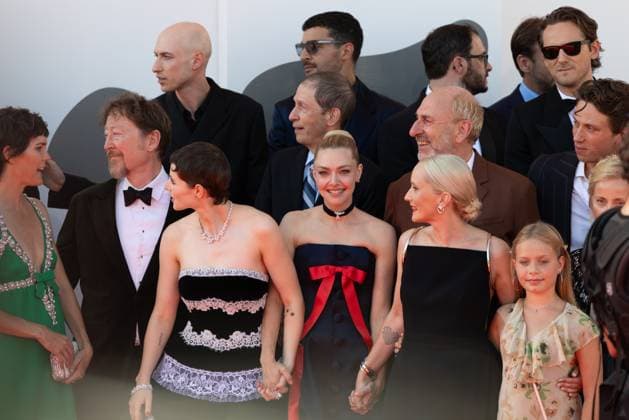 82. Internationalen Filmfestspiele von Venedig Venedig, Italien - 1. September 2025: (2.v.L-R) Thomasin McKenzie, Amanda Seyfried, Mona Fastvold und Adelaide James Fastvold Corbet während des Roten Teppichs von - The Testament of Ann Lee - während der 82. Internationalen Filmfestspiele von Venedig. Italien