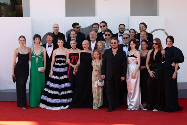 82. Internationalen Filmfestspiele von Venedig Venedig, Italien - 1. September 2025: Cast, unter anderem Scott Handy, Thomasin McKenzie, Tim Blake Nelson, Amanda Seyfried, David Cale, Mona Fastvold, Adelaide James Fastvold Corbet und Maria Sand während des Roten Teppichs von - The Testament of Ann Lee - während der 82. Internationalen Filmfestspiele von Venedig. Italien