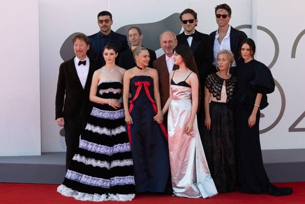 82. Internationalen Filmfestspiele von Venedig Venedig, Italien - 1. September 2025: Cast, unter anderem Scott Handy, Thomasin McKenzie, Tim Blake Nelson, Amanda Seyfried, David Cale, Mona Fastvold, Adelaide James Fastvold Corbet und Maria Sand während des Roten Teppichs von - The Testament of Ann Lee - während der 82. Internationalen Filmfestspiele von Venedig. Italien