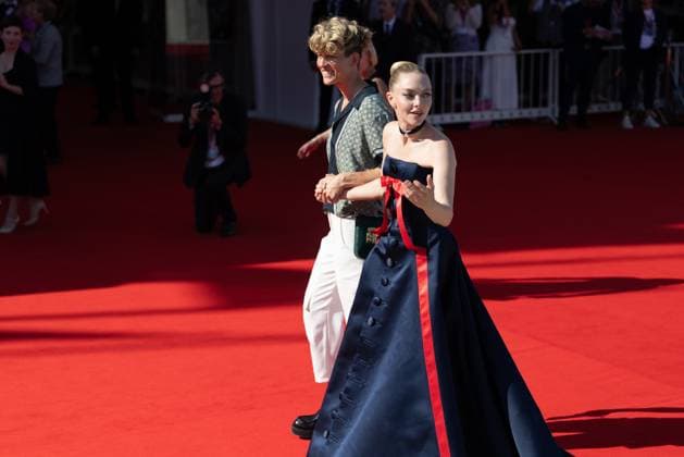 82. Internationalen Filmfestspiele von Venedig Venedig, Italien - 1. September 2025: Mia Lidofsky und Amanda Seyfried während des Roten Teppichs von - The Testament of Ann Lee - während der 82. Internationalen Filmfestspiele von Venedig. Italien