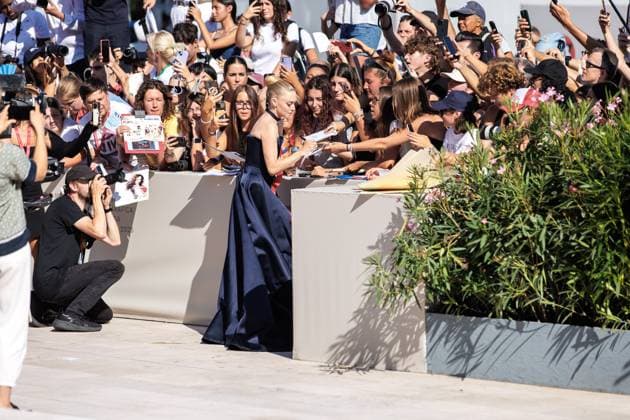 September 1, 2025, Venice, Italy: American actress Amanda Seyfried signs autographs at the red carpet of the film The Testament of Ann Lee at the 82nd Venice Film. Venice Italy - ZUMAs197 20250901_aaa_s197_094 Copyright: xMarcoxBaradax