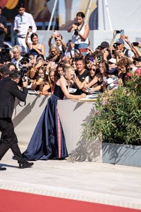 Red carpet of the film The Testament of Ann Lee at the 82nd Venice Film Festival in Venice - 01 Sept 2025 American actress Amanda Seyfried signs autographs at the red carpet of the film The Testament of Ann Lee at the 82nd Venice Film. Venice Italy Copyright: xMarcoxBaradax xSOPAxImagesx REDCARPETTHETESTAMENTOFANNLEE-29