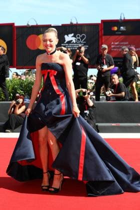September 1, 2025, Venice, Italy: AMANDA SEYFRIED reveals her legs on the red carpet for The Testament of Ann Lee Premiere screening at the 82nd Venice Film Festival at the Venice Lido, Italy. Venice Italy - ZUMAc179 20250901_zep_c179_144 Copyright: xMickaelxChavetx