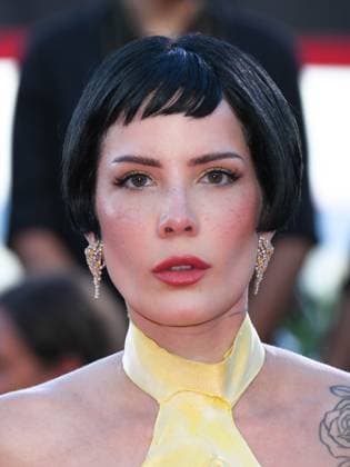 Venice, Italy: Venice, 82nd Venice International Film Festival 2025 - evening 6, red carpet for the film The Smashing Machine . Pictured is Halsey. Venice Italy  - ZUMAp169 20250901_zea_p169_1165 Copyright: xAlbertoxTerenghix