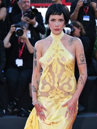 Venice, Italy: Venice, 82nd Venice International Film Festival 2025 - evening 6, red carpet for the film The Smashing Machine . Pictured is Halsey. Venice Italy  - ZUMAp169 20250901_zea_p169_1168 Copyright: xAlbertoxTerenghix