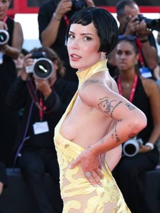 Venice, Italy: Venice, 82nd Venice International Film Festival 2025 - evening 6, red carpet for the film The Smashing Machine . Pictured is Halsey. Venice Italy  - ZUMAp169 20250901_zea_p169_1169 Copyright: xAlbertoxTerenghix