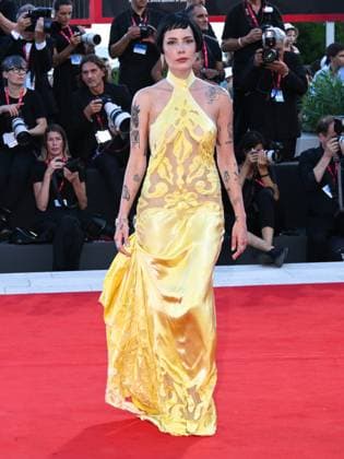Venice, Italy: Venice, 82nd Venice International Film Festival 2025 - evening 6, red carpet for the film The Smashing Machine . Pictured is Halsey. Venice Italy  - ZUMAp169 20250901_zea_p169_1178 Copyright: xAlbertoxTerenghix