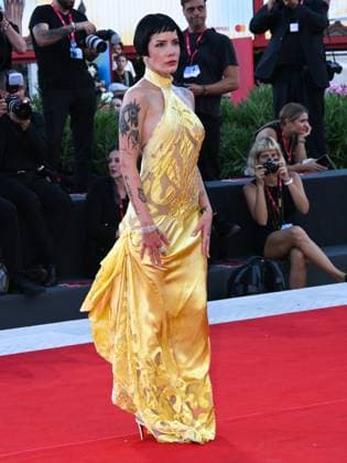 Venice, Italy: Venice, 82nd Venice International Film Festival 2025 - evening 6, red carpet for the film The Smashing Machine . Pictured is Halsey. Venice Italy  - ZUMAp169 20250901_zea_p169_1179 Copyright: xAlbertoxTerenghix