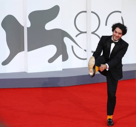 September 1, 2025, Venice, Veneto, Italy: BENNY SAFDIE shows his orange socks on the red carpet for The Smashing Machine Premiere screening at the 82nd Venice Film Festival at the Venice Lido, Italy. Venice Italy - ZUMAc179 20250901_zep_c179_199 Copyright: xMickaelxChavetx