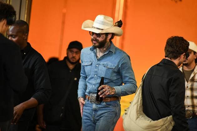 PFW - Post Malone in Paris FA American singer Post Malone walks around as he prepares for a runway for his fashion brand Austin Post during Paris Fashion Week in Paris, on September 1, 2025. Photo by Firas Abdullah ABACAPRESS.COM Paris Ile-de-France France  Copyright: xAbdullahxFiras ABACAx