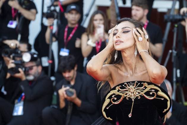 The Smashing Machine Red Carpet - The 82nd Venice International Film Festival VENICE, ITALY - SEPTEMBER 01: Madalina Ghenea attends The Smashing Machine red carpet during the 82nd Venice International Film Festival on September 01, 2025 in Venice, Italy. Primo Barol Anadolu Venice Italy. Editorial use only. Please get in touch for any other usage.  Copyright: x2025xAnadoluxPrimoxBarolx