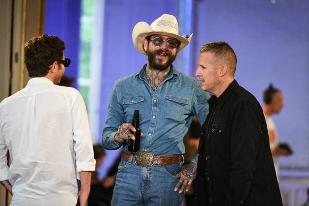 PFW - Post Malone in Paris FA American singer Post Malone walks around as he prepares for a runway for his fashion brand Austin Post during Paris Fashion Week in Paris, on September 1, 2025. Photo by Firas Abdullah ABACAPRESS.COM Paris Ile-de-France France  Copyright: xAbdullahxFiras ABACAx