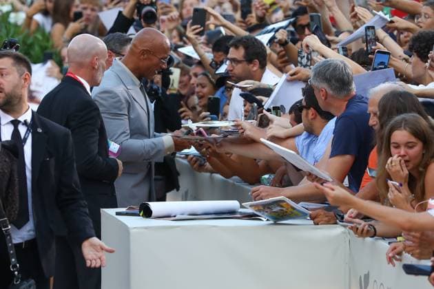 September 1, 2025, Venice, Veneto, Italy: DWAYNE JOHNSON aka THE ROCK signs autographs for his fans on the red carpet for The Smashing Machine Premiere screening at the 82nd Venice Film Festival at the Venice Lido, Italy. Venice Italy - ZUMAc179 20250901_zep_c179_209 Copyright: xMickaelxChavetx