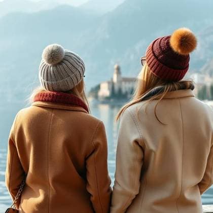 AI-GENERATED IMAGO Creative, Jahreszeit Herbst in der Stadt two girls friends in coats and hats travel, stand with their backs in Europe in winter two girls friends in coats and hats travel, stand with their backs in Europe in winter. High quality photo, 63489988.jpg RECORD DATE NOT STATED