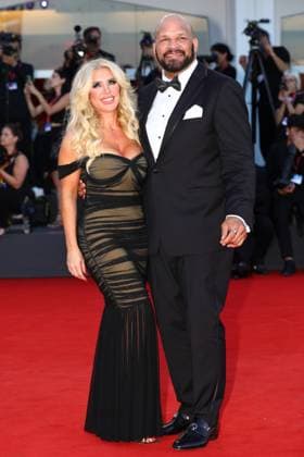 September 1, 2025, Venice, Veneto, Italy: FRANCI ALBERDING KERR and MARK KERR on the red carpet for The Smashing Machine Premiere screening at the 82nd Venice Film Festival at the Venice Lido, Italy. Venice Italy - ZUMAc179 20250901_zep_c179_224 Copyright: xMickaelxChavetx
