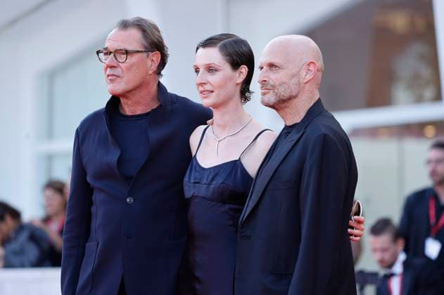 Sebastian Koch, Julia Windischbauer and Hagai Levi at the premiere of the feature film The Smashing Machine at the Biennale di Venezia 2025 82 Venice International Film Festival at the Palazzo del Cinema Venice, 01 09 2025 Foto:xD.xBedrosianx xFuturexImagex machine_5807
