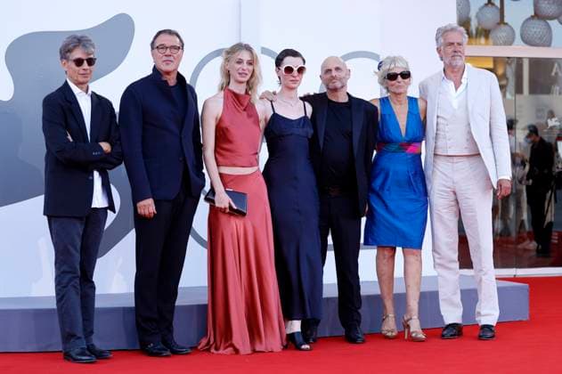 Sebastian Koch, Julia Windischbauer and Hagai Levi with the cast and crew of Etty at the premiere of the feature film The Smashing Machine at the Biennale di Venezia 2025 82 Venice International Film Festival at the Palazzo del Cinema Venice, 01 09 2025 Foto:xD.xBedrosianx xFuturexImagex machine_5809