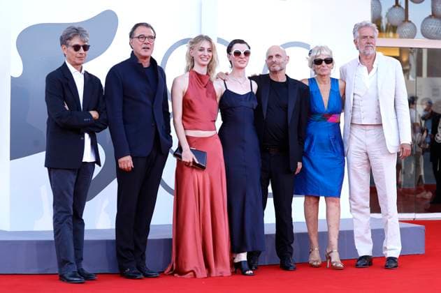 Sebastian Koch, Julia Windischbauer and Hagai Levi with the cast and crew of Etty at the premiere of the feature film The Smashing Machine at the Biennale di Venezia 2025 82 Venice International Film Festival at the Palazzo del Cinema Venice, 01 09 2025 Foto:xD.xBedrosianx xFuturexImagex machine_5810