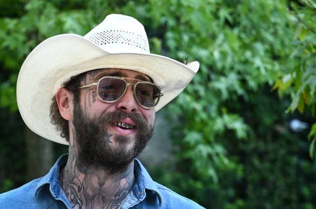 PFW - Post Malone in Paris FA American singer Post Malone walks around as he prepares for a runway for his fashion brand Austin Post during Paris Fashion Week in Paris, on September 1, 2025. Photo by Firas Abdullah ABACAPRESS.COM Paris Ile-de-France France  Copyright: xAbdullahxFiras ABACAx