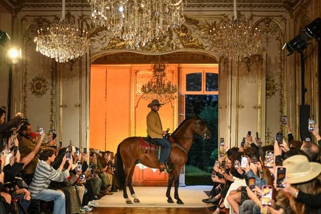 PFW - Austin Post Runway in Paris FA A model walks the runway for the Austin Post collection by American singer Post Malone as part of Paris Fashion Week in Paris, on September 1, 2025. Photo by Firas Abdullah ABACAPRESS.COM Paris Ile-de-France France  Copyright: xAbdullahxFiras ABACAx