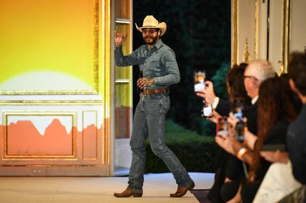 PFW - Austin Post Runway in Paris FA American singer Post Malone cheers attendees at the end of the runway of his Austin Post collection during Paris Fashion Week in Paris, on September 1, 2025. Photo by Firas Abdullah ABACAPRESS.COM Paris Ile-de-France France  Copyright: xAbdullahxFiras ABACAx