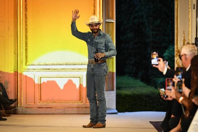 PFW - Austin Post Runway in Paris FA American singer Post Malone cheers attendees at the end of the runway of his Austin Post collection during Paris Fashion Week in Paris, on September 1, 2025. Photo by Firas Abdullah ABACAPRESS.COM Paris Ile-de-France France  Copyright: xAbdullahxFiras ABACAx