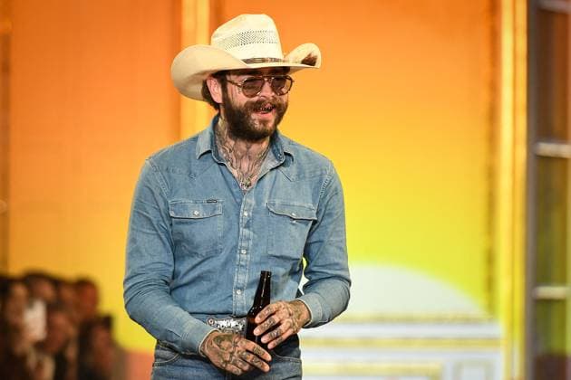 PFW - Austin Post Runway in Paris FA American singer Post Malone cheers attendees at the end of the runway of his Austin Post collection during Paris Fashion Week in Paris, on September 1, 2025. Photo by Firas Abdullah ABACAPRESS.COM Paris Ile-de-France France  Copyright: xAbdullahxFiras ABACAx