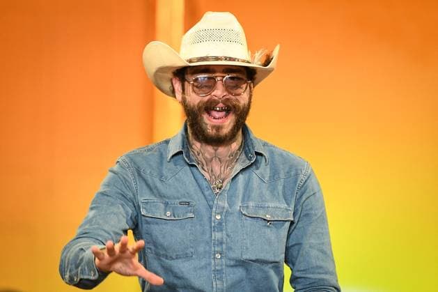 PFW - Austin Post Runway in Paris FA American singer Post Malone cheers attendees at the end of the runway of his Austin Post collection during Paris Fashion Week in Paris, on September 1, 2025. Photo by Firas Abdullah ABACAPRESS.COM Paris Ile-de-France France  Copyright: xAbdullahxFiras ABACAx