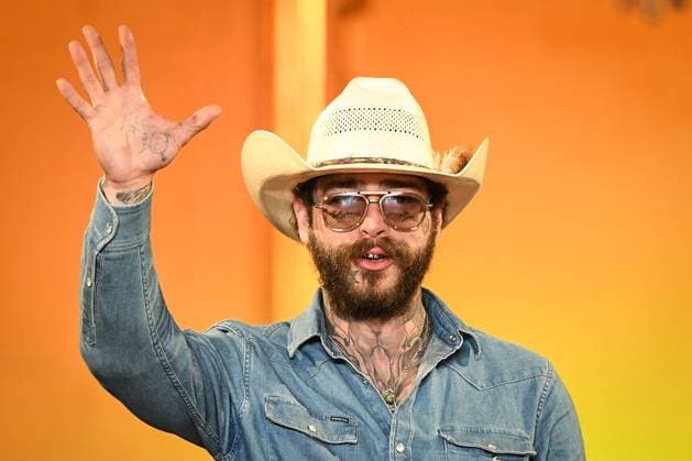 PFW - Austin Post Runway in Paris FA American singer Post Malone cheers attendees at the end of the runway of his Austin Post collection during Paris Fashion Week in Paris, on September 1, 2025. Photo by Firas Abdullah ABACAPRESS.COM Paris Ile-de-France France  Copyright: xAbdullahxFiras ABACAx
