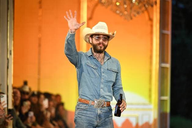 Entertainment Themen der Woche KW36 PFW - Austin Post Runway in Paris FA American singer Post Malone cheers attendees at the end of the runway of his Austin Post collection during Paris Fashion Week in Paris, on September 1, 2025. Photo by Firas Abdullah ABACAPRESS.COM Paris Ile-de-France France  Copyright: xAbdullahxFiras ABACAx