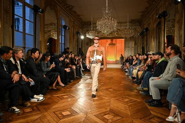 PFW - Austin Post Runway in Paris FA A model walks the runway for the Austin Post collection by American singer Post Malone as part of Paris Fashion Week in Paris, on September 1, 2025. Photo by Firas Abdullah ABACAPRESS.COM Paris Ile-de-France France  Copyright: xAbdullahxFiras ABACAx