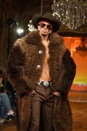 PFW - Austin Post Runway in Paris FA A model walks the runway for the Austin Post collection by American singer Post Malone as part of Paris Fashion Week in Paris, on September 1, 2025. Photo by Firas Abdullah ABACAPRESS.COM Paris Ile-de-France France  Copyright: xAbdullahxFiras ABACAx